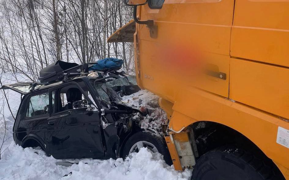 В Бурятии грузовик снёс легковушку: погибло два человека