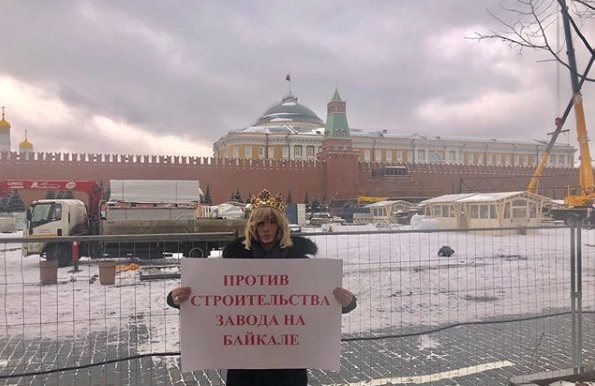 Сергей Зверев устроил пикет на Красной площади против строительства завода на Байкале