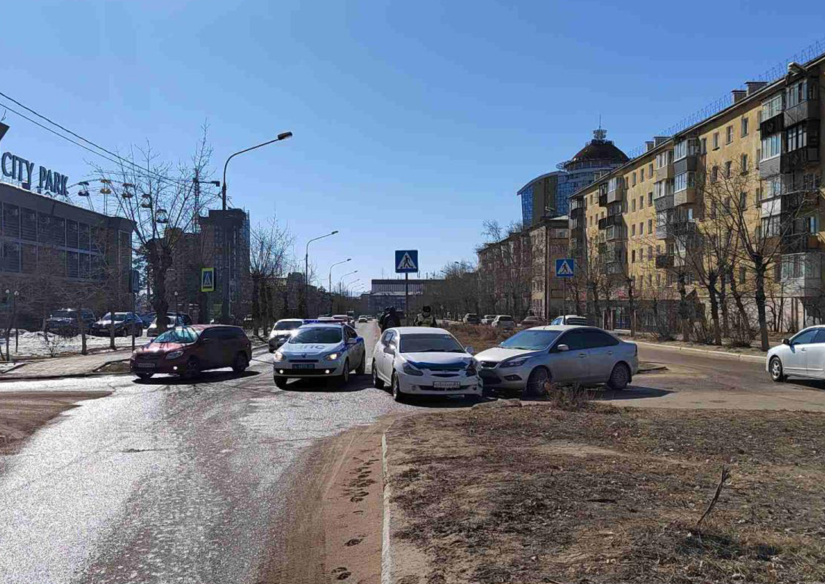 Улан удэ королев. Пешеходный переход в городе. Автомобиль на улице. Улица лето. Машина на пешеходном переходе.